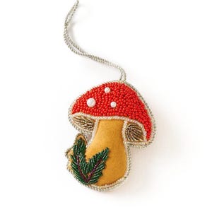 Enfeite de abelha de pelúcia, decoração para árvore de Natal, enfeite de feltro com miçangas, decoração para lareira, enfeite bordado, decoração natalina de feltro, presente para colocar na meia de Natal Mushroom Ornament
