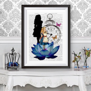 Póster de loto azul de Alicia en el país de las maravillas, decoración de pared de Lewis Carroll, fondo de página de libro de diccionario de obra de arte original, ver mariposas