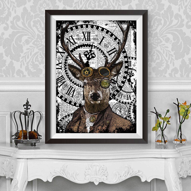 Puede incluir: Impresi&oacute;n art&iacute;stica enmarcada que presenta un ciervo con gafas steampunk y una chaqueta, sobre un fondo de engranajes de reloj y texto vintage. La obra de arte est&aacute; en un marco negro, adecuada para la decoraci&oacute;n de paredes.