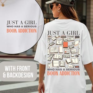 Op de afbeelding: Wit T-shirt met de tekst "JUST A GIRL WHO HAS A SERIOUS BOOK ADDICTION" in zwart en koraal. De achterkant van de shirt heeft een boek-thema grafisch ontwerp. De shirt heeft een ontwerp aan de voor- en achterkant.