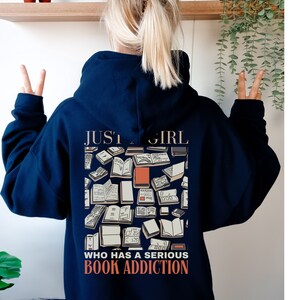 Bookish Merch Hoodie gift for her, Book lover hoodie, booktrovert sweater, Bücher Shirt, Bücherwurm Geschenk für Buchliebhaber Kaputzenpulli
