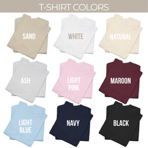 Puede incluir: Imagen que muestra una variedad de colores de camisetas. Las camisetas est&aacute;n cuidadosamente dobladas y se muestran en una cuadr&iacute;cula. Los colores incluyen arena, blanco, natural, ceniza, rosa claro, granate, azul claro, marino y negro. El texto "T-SHIRT COLORS" est&aacute; en la parte superior.