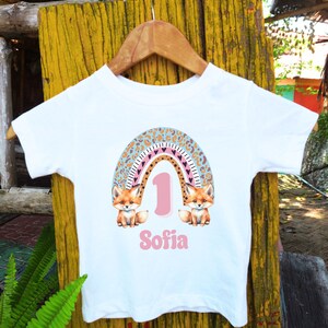 Wunschtext Kinder Geburtstags Tshirt, mit Wunschziffer und Wunschname. Süßes, kindliches Design mit Regenbogen mit Leopardenmuster - Safari Thema. Dazu 1-2 Tiere frei wählbar. Perfekt für den Kindergeburtstag der Kleinen.