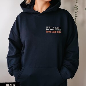 Hoodie met boekenprint, cadeau voor boekenliefhebbers, hoodie voor boekenliefhebbers, sweatshirt met boekenprint, boekshirt, cadeau voor boekenwurm, trui met boekenprint, cadeau-idee voor lezers afbeelding 2