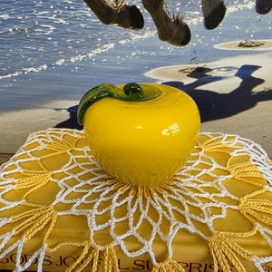 Presse-papiers 3,5 pouces en verre de Murano, soufflé à la main, pomme jaune, sans éclats ni fissures