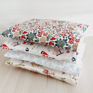 Custodia per libri in tessuto felpato chiusa con bottone copri-libro modello Liberty fiori rosa blu navy