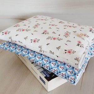 Pochette livre tissu molletonnée fermée par un bouton housse protection livre motif Fleurs bleues et petites Roses idée de cadeau