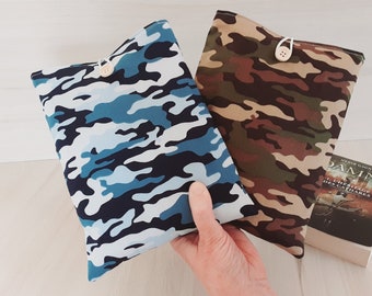 Pochette livre tissu molletonnée fermée par un bouton housse protection livre motif Camouflage idée de cadeau