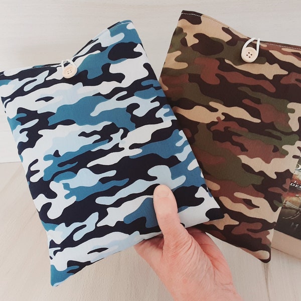 Pochette livre tissu molletonnée fermée par un bouton housse protection livre motif Camouflage idée de cadeau