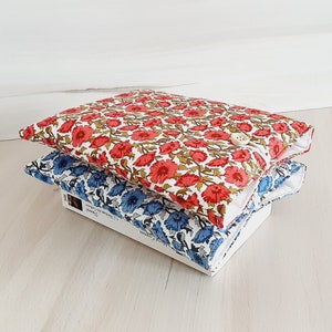 Pochette livre tissu molletonnée fermée par un bouton housse protection livre motif FLORAL ROUGE et BLEU idée de cadeau
