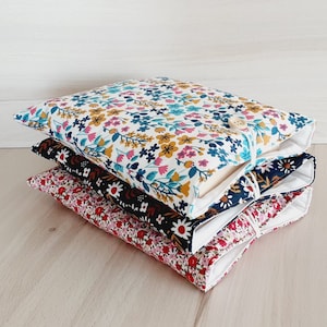 Pochette livre tissu molletonnée fermée par un bouton housse protection livre motif Petites Fleurs idée de cadeau