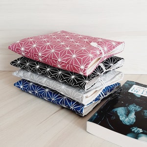 Buchtasche aus Fleece-Stoff, verschlossen mit einer Buchschutzhülle mit Knopf, Geschenkidee mit GRAFISCHEM Muster