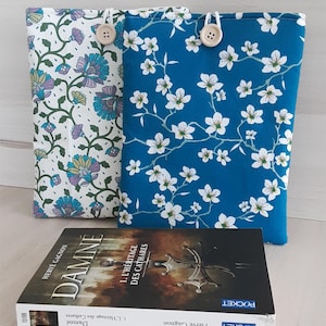 Pochette livre tissu molletonnée fermée par un bouton housse protection livre motif FLEURS BLEUES idée de cadeau