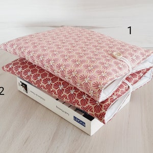 Custodia imbottita in tessuto con chiusura a bottone, copertina protettiva, fantasia RYIAD GRAPHIC, colore rosso e rosa, idea regalo