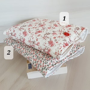 Pochette livre tissu molletonnée fermée par un bouton housse protection livre motif FLEURS ROMANTIQUES idée de cadeau