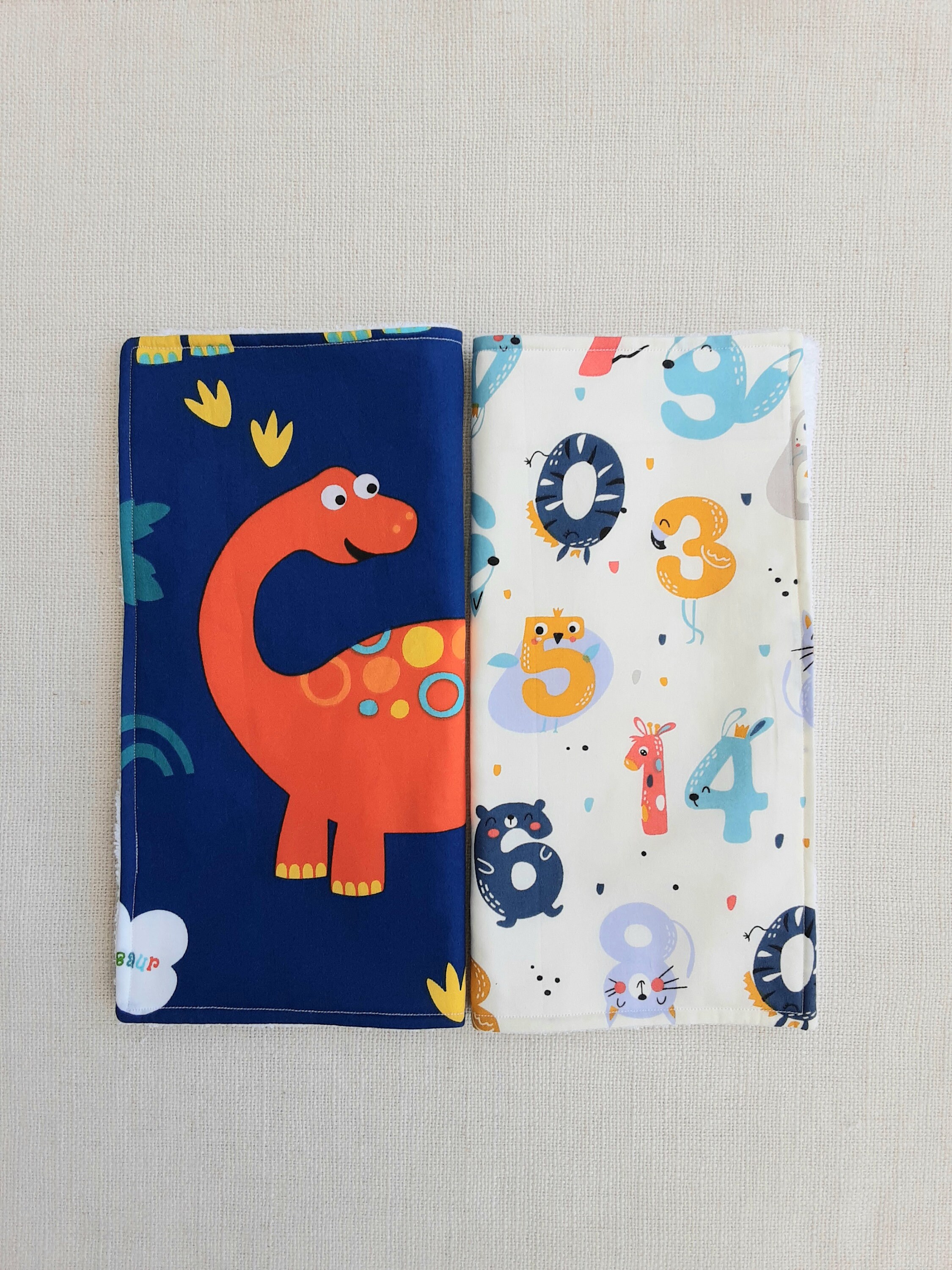 Serviette de Table Enfant Personnalisee en Tissu Coton et Éponge Dinosaures ou Chiffres, Serviette C