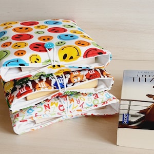 Buchtasche aus Fleecestoff mit Knopfverschluss, schützender Bucheinband im Taschenformat, Geschenkidee für Jugendliche