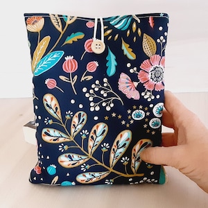 Pochette livre tissu molletonnée fermée par un bouton housse protection livre motif FLEURS idée de cadeau
