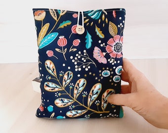 Pochette livre tissu molletonnée fermée par un bouton housse protection livre motif FLEURS idée de cadeau