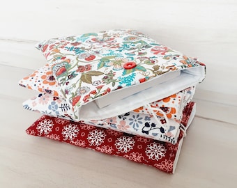 Pochette livre tissu molletonnée fermée par un bouton housse protection livre format poche motif floral paisley idée de cadeau