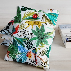 Pochette livre tissu molletonnée fermée par un bouton housse protection livre format poche motif exotique et toucans idée de cadeau