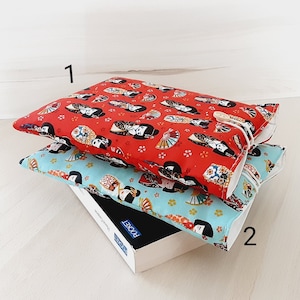 Pochette livre tissu molletonnée fermée par un bouton housse protection livre motif Geishas idée de cadeau