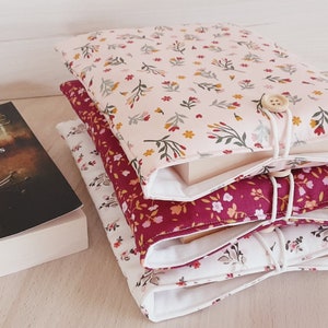 Pochette livre tissu molletonnée fermée par un bouton housse protection livre motif liberty