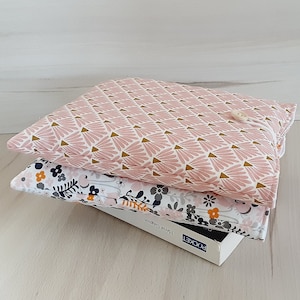 Custodia per libri in tessuto felpato chiusa da una copertina proteggi libro con bottone Idea regalo con motivo GRAFICO FLOREALE e ROSA