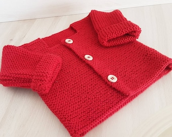 Gilet cardigan bébé tricot 0/2 mois ROUGE au point mousse fait main col carré fermeture boutons bois