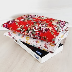 Buchtasche aus Fleece-Stoff, verschlossen mit einer Buchschutzhülle mit Knopf, Geschenkidee mit BLUMENmuster