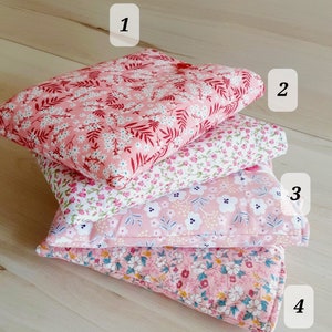 Pochette livre tissu molletonnée fermée par un bouton housse protection livre motif Liberty rose et fleurs idée de cadeau