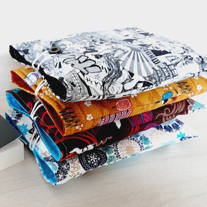 Pochette livre tissu molletonnée fermée par un bouton housse protection livre motif mandalas japonais fleurs mangas idée de cadeau