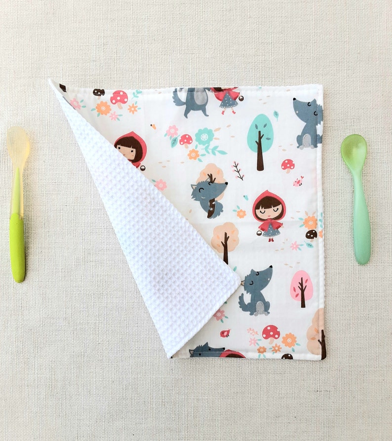 Et si tu personnalisais tes serviettes de table toi-même ?, Dans ce tuto, je te montre comment créer facilement des serviettes de table personnalisées pour toute la famille avec ta Cricut et du Et si tu personnalisais tes serviettes de table toi-même ?, Dans ce tuto, je te montre comment créer facilement des serviettes de table personnalisées pour toute la famille avec ta Cricut et du