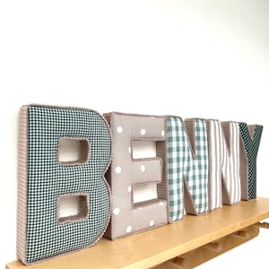 保育園の壁の装飾に最適な、ベルベットまたはコーデュロイの縁取りが施された布製のパーソナライズされた文字