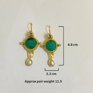 K&ouml;nnte beinhalten: Goldene Ohrringe mit gr&uuml;nen Glassteinen und wei&szlig;en Perlen. Die Ohrringe sind 4,8 cm lang und wiegen 11,5 Gramm pro Paar. Ca. Paargewicht 11,5