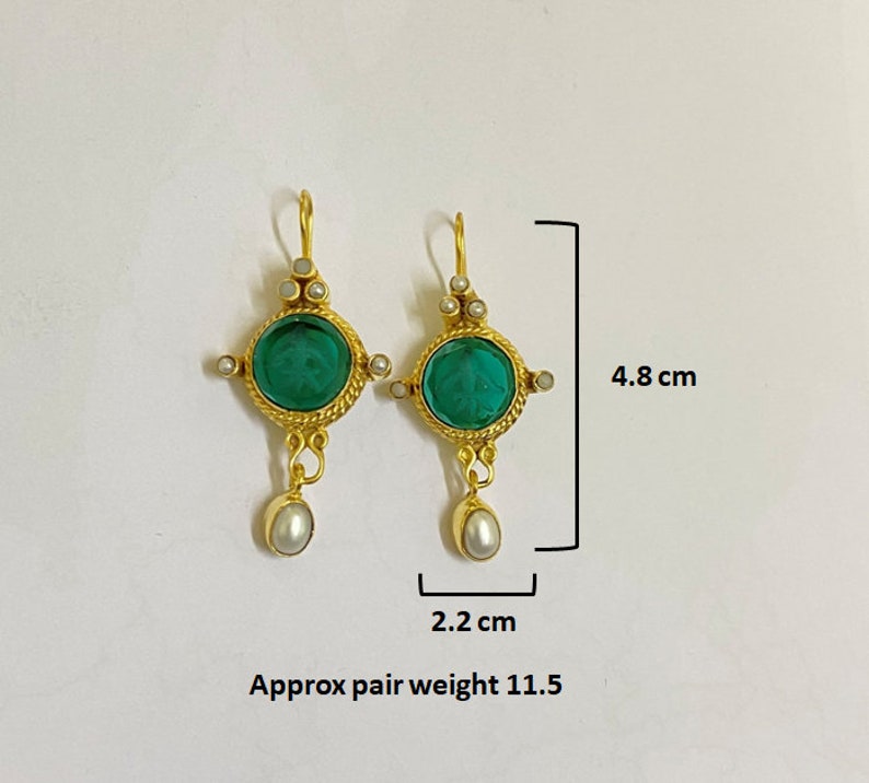 K&ouml;nnte beinhalten: Goldene Ohrringe mit gr&uuml;nen Glassteinen und wei&szlig;en Perlen. Die Ohrringe sind 4,8 cm lang und wiegen 11,5 Gramm pro Paar. Ca. Paargewicht 11,5