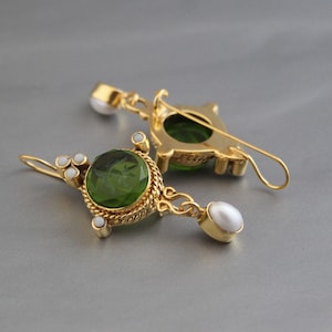 Small Green Intaglio Earrings, Intaglio Crystal Earrings, Vintage Earrings, 1920s Cameos Earrings, Gold wedding Earrings, Bridesmaid Gifts