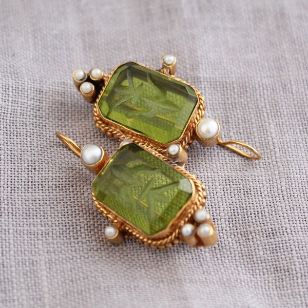 Olive Green Intaglio Earring, Intaglio Crystal Earring, Vintage Earring, wedding earring, art deco earring, gold earring, cameo jewelry