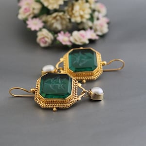 Boucles d’oreilles Intaglio, Boucles d’oreilles vertes, Boucles d’oreilles en or 18 carats Bijoux antiques faits à la main Égyptiens anciens