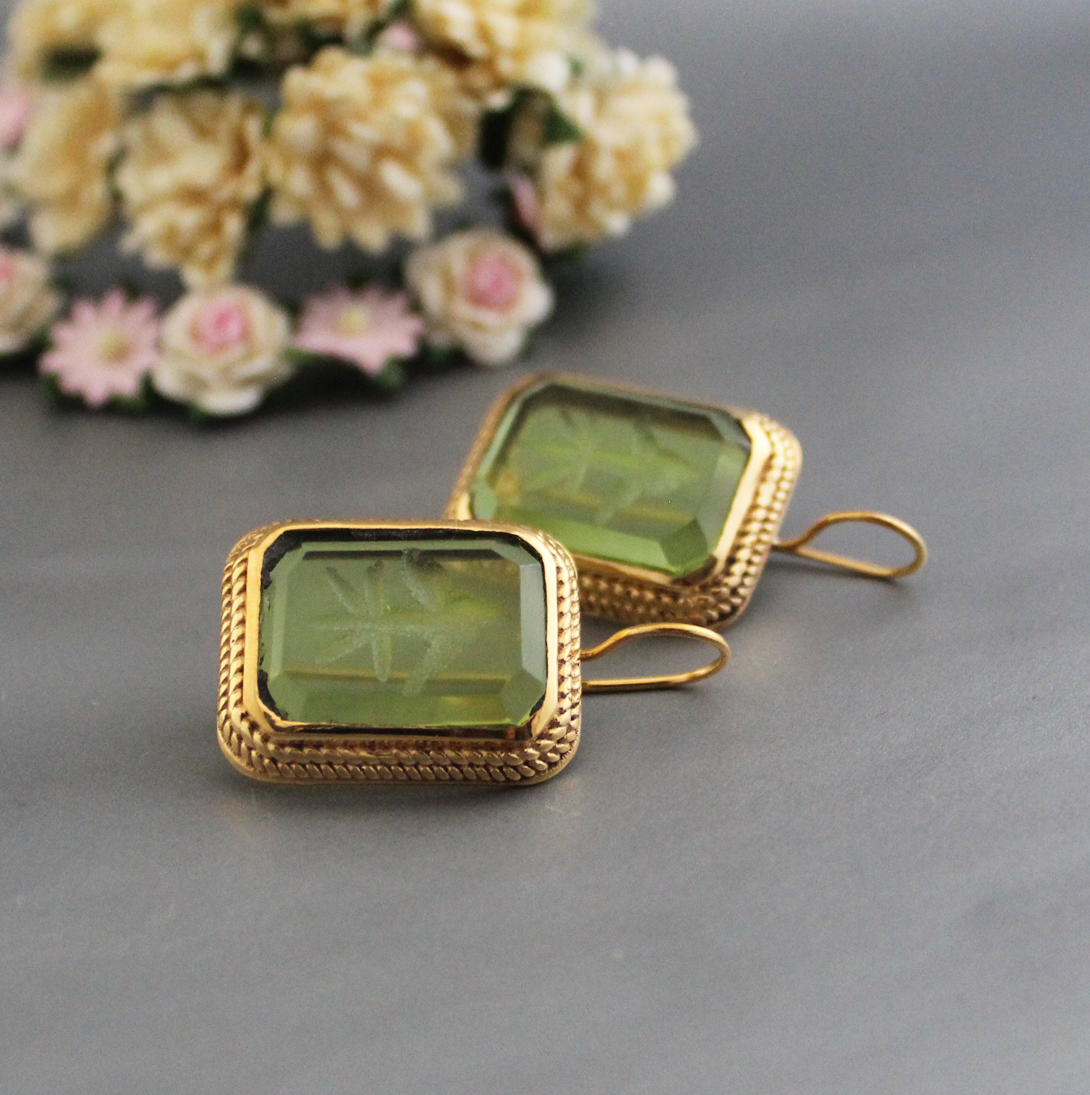Orecchini in argento sterling placcato oro giallo 18 carati con pietra verde a goccia rotonda - Italia