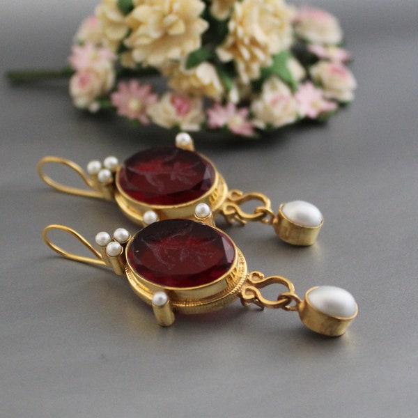 Diepdruk oorbellen, rode oorbellen, sierlijke gouden oorbellen, antieke Victoriaanse vintage cameo sieraden