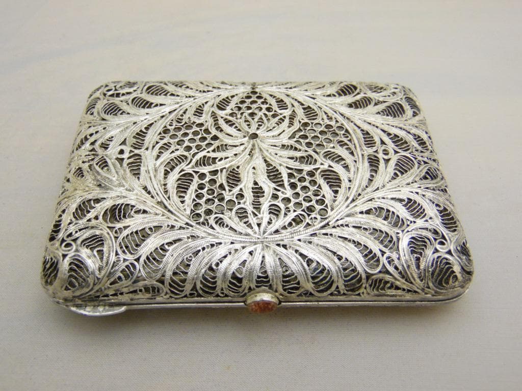 天使の彫刻付き金属製灰皿　シルバー　アンティーク　オルモル　グローブドマリエ 天使の彫刻付き金属製灰皿 シルバー アンティーク オルモル