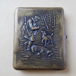 Russe Antique argent plaqué étui à cigarettes en laiton Hunter et deux chiens.