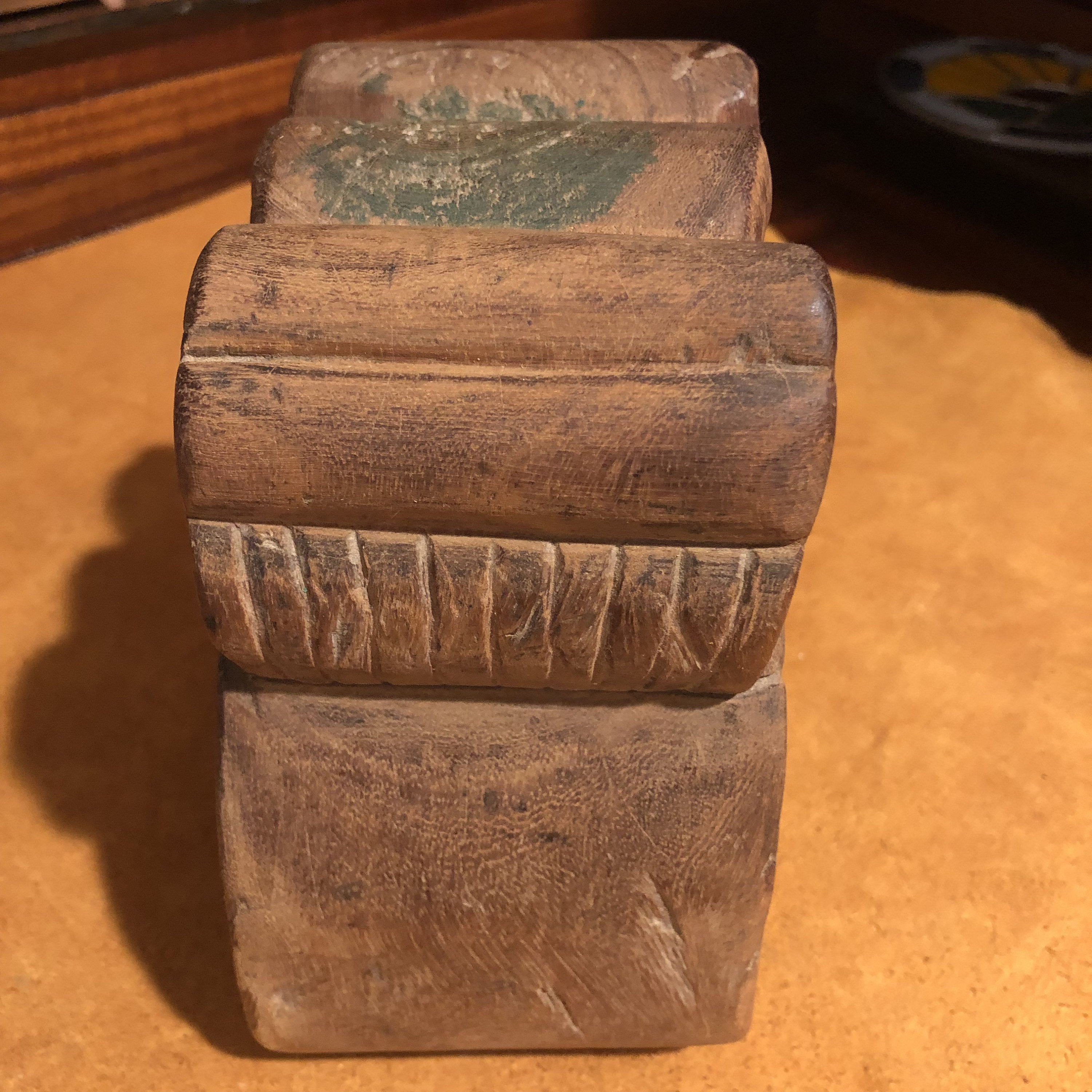 Étriers en bois sculpté et en fer du XVIIIe siècle de l'époque