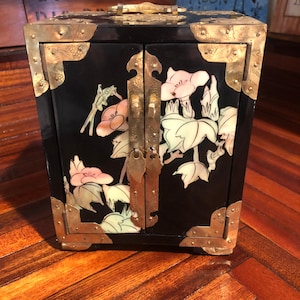 Vintage Chinese Lacquered Jewelry Box/Free Shipping!