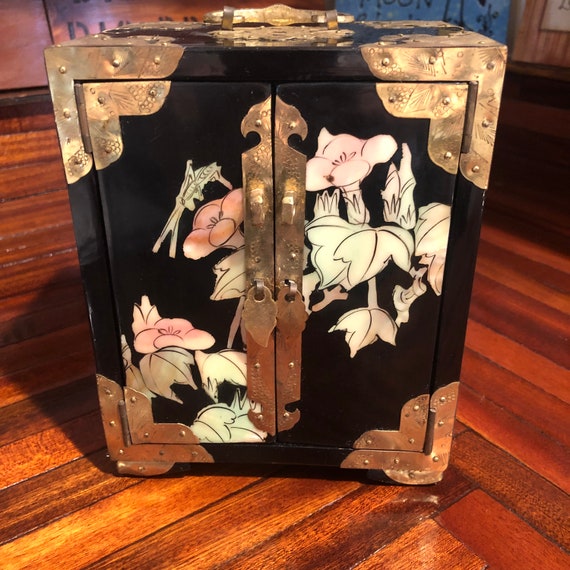Vintage Chinese Lacquered Jewelry Box/Free Shippin