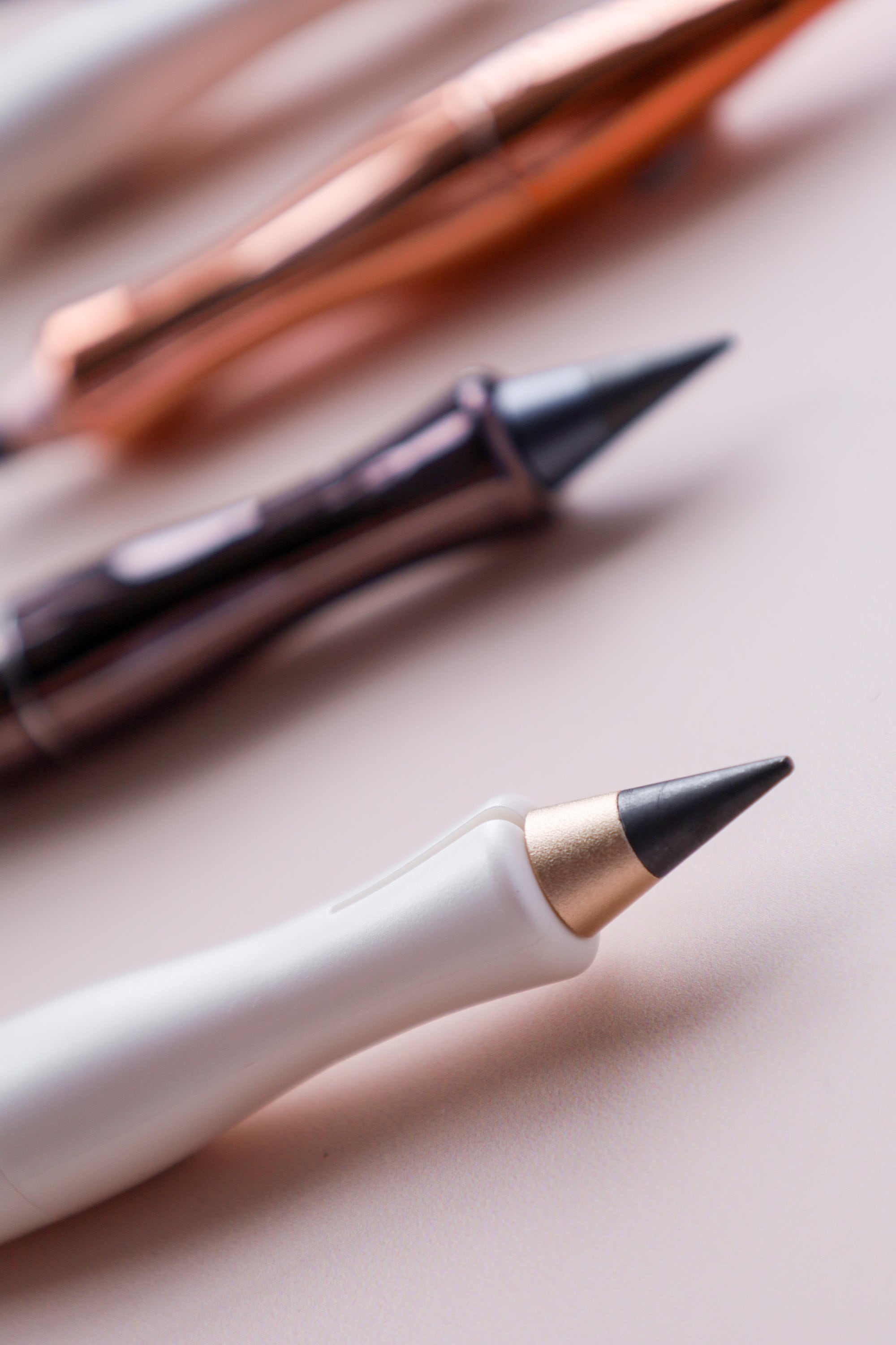 Moblique infinity pencil. Drawing. Black. White. Copper.