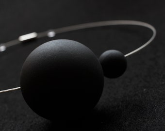 Collana moderna in porcellana nera URANO dalla collezione di gioielli minimalisti SATELLITE originale di ORTOGONALE