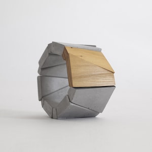 Een moderne armband met een brutalistisch design van beton en hout. Hedendaagse sieraden van ORTOGONALE.