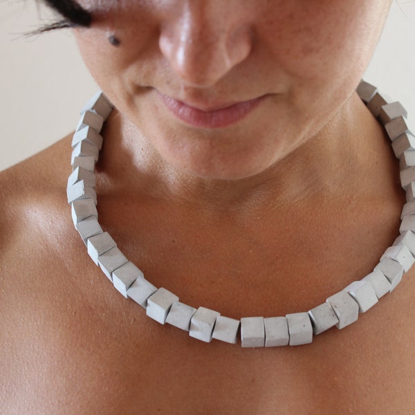 Elegante geometrische Halskette mit kubischen Betonperlen. Architektur zum tragen aus der moderner und puristischer Schmuck von ORTOGONALE